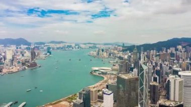Hong Kong - 5 Ekim 2018: 5 Ekim 2018 yaklaşık güneşli bir gün ünlü cityscape downtown Rating liman hava timelapse panorama 4k hong kong.