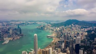 Hong Kong - 5 Ekim 2018: 5 Ekim 2018 yaklaşık güneşli bir gün ünlü cityscape downtown Rating liman hava timelapse panorama 4k hong kong.