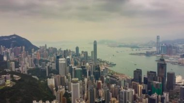 Hong Kong - 5 Ekim 2018: 5 Ekim 2018 yaklaşık güneşli bir gün ünlü cityscape downtown Rating liman hava timelapse panorama 4k hong kong.