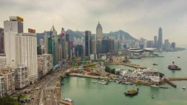 Hong Kong - 5 Ekim 2018: 5 Ekim 2018 yaklaşık güneşli bir gün ünlü cityscape downtown Rating liman hava timelapse panorama 4k hong kong.