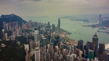 Hong Kong - 5 Ekim 2018: 5 Ekim 2018 yaklaşık güneşli bir gün ünlü cityscape downtown Rating liman hava timelapse panorama 4k hong kong.