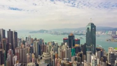 Hong Kong - 5 Ekim 2018: 5 Ekim 2018 yaklaşık güneşli bir gün ünlü cityscape downtown Rating liman hava timelapse panorama 4k hong kong.