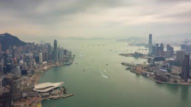 Hong Kong - 5 Ekim 2018: 5 Ekim 2018 yaklaşık güneşli bir gün ünlü cityscape downtown Rating liman hava timelapse panorama 4k hong kong.