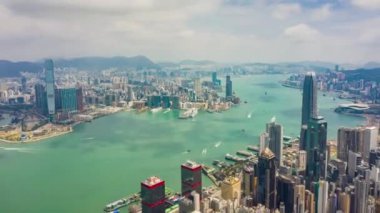 Hong Kong - 5 Ekim 2018: 5 Ekim 2018 yaklaşık güneşli bir gün ünlü cityscape downtown Rating liman hava timelapse panorama 4k hong kong.