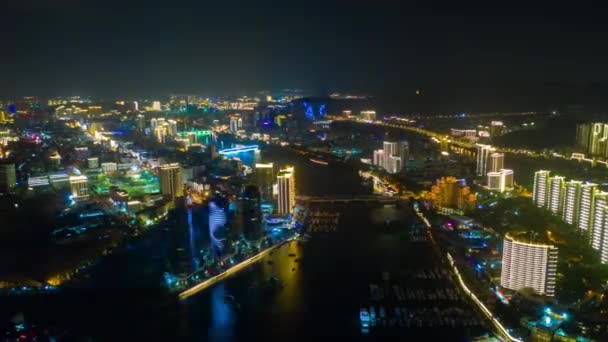 夜間点灯して有名な三亜湾都市景観空中パノラマ タイムラプス中国 — ストック動画