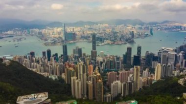 Hong Kong - 5 Ekim 2018: 5 Ekim 2018 yaklaşık güneşli bir gün ünlü cityscape downtown Rating liman hava timelapse panorama 4k hong kong.