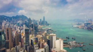 Hong Kong - 5 Ekim 2018: 5 Ekim 2018 yaklaşık güneşli bir gün ünlü cityscape downtown Rating liman hava timelapse panorama 4k hong kong.