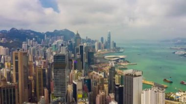 Hong Kong - 5 Ekim 2018: 5 Ekim 2018 yaklaşık güneşli bir gün ünlü cityscape downtown Rating liman hava timelapse panorama 4k hong kong.
