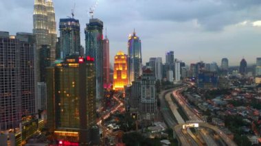 Kuala Lumpur, Malezya - 25 Eylül 2018: Gündüz vakti kuala lumpur şehir merkezi havacılık panorama 4k circa 25 Eylül 2018 kuala lumpur, malezya.