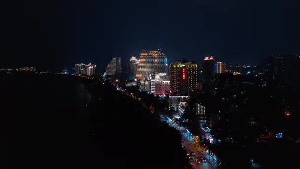 夜间照明海南岛三亚湾空中全景4K — 图库视频影像