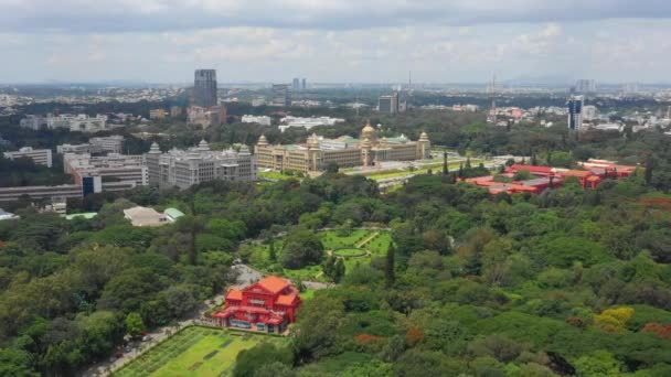 一天的时间班加罗尔市著名的宫殿前公园空中全景4K — 图库视频影像