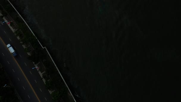 海南島三亜市トラフィック通り空中トップダウン ビュー 中国の夜 — ストック動画