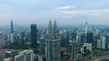 Kuala Lumpur, Malezya - 25 Eylül 2018: Gündüz vakti kuala lumpur şehir merkezi havacılık panorama 4k circa 25 Eylül 2018 kuala lumpur, malezya.