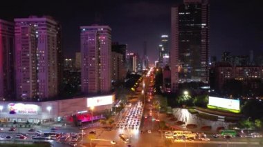 Gece saat aydınlatma shenzhen şehir merkezinde trafik sokak Kavşak üstten görünüm 4k Çin