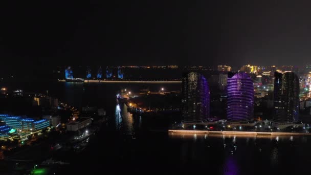 夜间照明三亚城市景观交通街空中全景4K — 图库视频影像