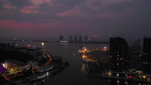 Iluminação Noturna Sanya Cityscape Tráfego Rua Aérea Panorama China — Vídeo de Stock