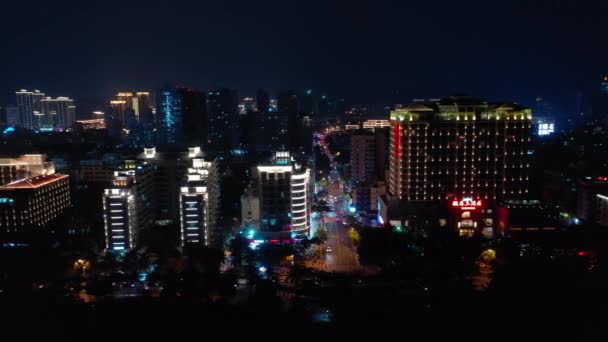 Iluminação Noturna Sanya Cityscape Tráfego Rua Aérea Panorama China — Vídeo de Stock