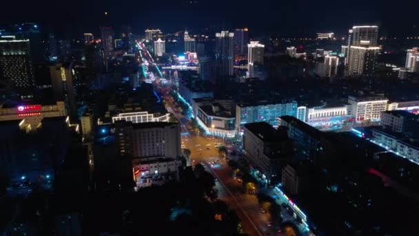 夜照明三亜市街交通通り空中パノラマ — ストック動画