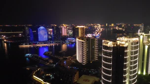 Iluminación Nocturna Sanya Paisaje Urbano Calle Panorámica Aérea China — Vídeos de Stock