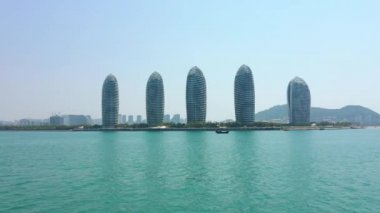 günbatımı zamanı ünlü sanya defne cityscape hava panorama 4k Çin