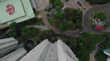 Hainan Adası ünlü sanya nehir daire karmaşık hava topdown panorama 4 k Çin akşam