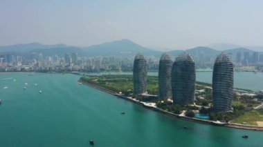 günbatımı zamanı ünlü sanya defne cityscape hava panorama 4k Çin