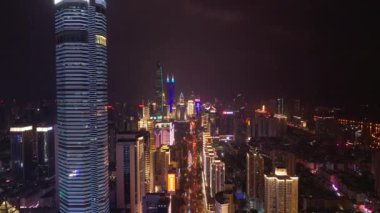 Gece saat aydınlatma shenzhen şehir merkezinde trafik sokak Kavşak üstten görünüm 4k Çin