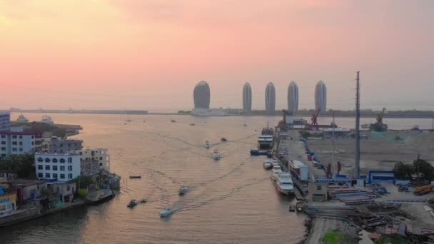 日没時間海南島三亜湾有名ホテル複雑な空中パノラマ — ストック動画