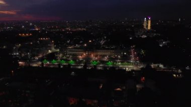gece ışıklı bangalore şehir ünlü Sarayı hava panorama 4k Hindistan