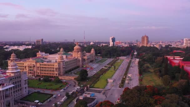日落班加罗尔市著名的宫殿交通广场空中全景4K — 图库视频影像