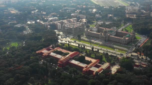 阳光明媚的日子班加罗尔市著名的宫殿法院和图书馆空中全景4K — 图库视频影像
