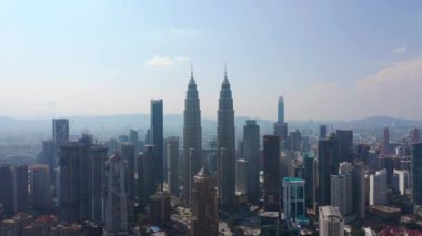güneşli bir gün kuala lumpur şehir şehir merkezindeki ünlü kuleleri hava panorama 4k Malezya