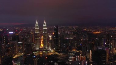 gece aydınlatma kuala lumpur şehir merkezindeki ünlü kuleleri hava panorama timelapse 4k Malezya