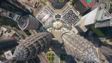 güneşli bir gün kuala lumpur şehir şehir merkezindeki ünlü kuleleri hava topdown panorama 4k Malezya