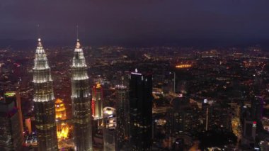 gece aydınlatma kuala lumpur şehir merkezindeki ünlü kuleleri hava panorama timelapse 4k Malezya