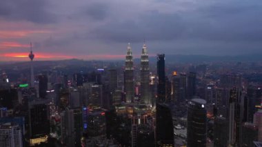 gün batımı gece aydınlatma kuala lumpur şehir merkezi anten panorama timelapse 4k Malezya