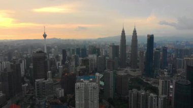 günbatımı gökyüzü kuala lumpur şehir merkezi anten panorama timelapse 4k Malezya