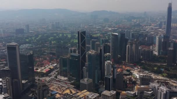 Día Soleado Kuala Lumpur Ciudad Centro Construcciones Vista Aérea Malaysia — Vídeos de Stock