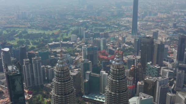 Słoneczny Dzień Kuala Lumpur City Downtown Słynnych Wież Topy Antena — Wideo stockowe