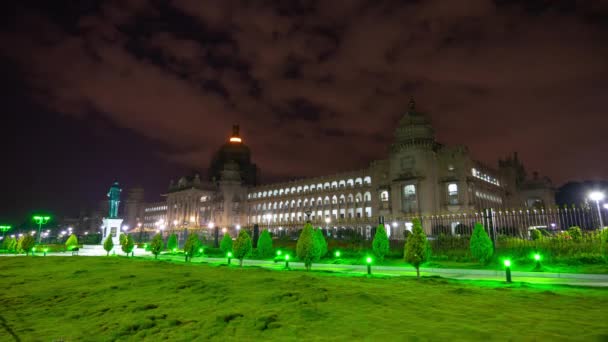 Noche Iluminado Bangalore Ciudad Famoso Palacio Frente Plaza Panorama Timelapse — Vídeo de stock