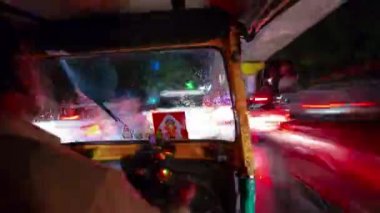 Bangalore Rating sokak çekçek yolculuğa yolcu pov gece zaman panorama 4k timelapse Hindistan