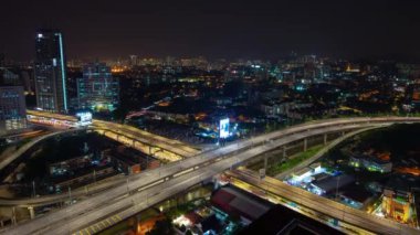 trafik yol kavşağı çatı panorama 4 k timelapse Malezya kuala lumpur gece ışıklı