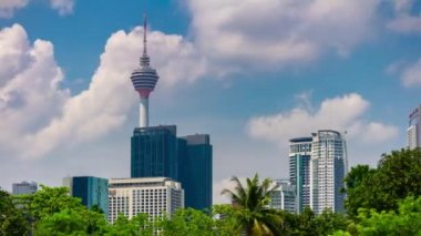 güneşli bir gün kuala lumpur cityscape ünlü Kulesi şehir Panoraması 4k timelapse Malezya