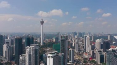 güneşli bir gün kuala lumpur şehir şehir merkezindeki ünlü Kulesi anteni panorama 4k Malezya