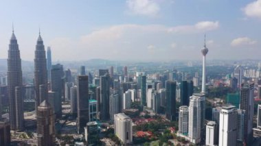 güneşli bir gün kuala lumpur şehir şehir merkezindeki ünlü kuleleri hava panorama 4k Malezya