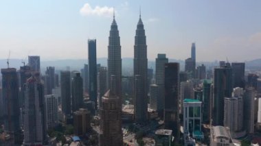 güneşli bir gün kuala lumpur şehir şehir merkezindeki ünlü kuleleri hava panorama 4k Malezya