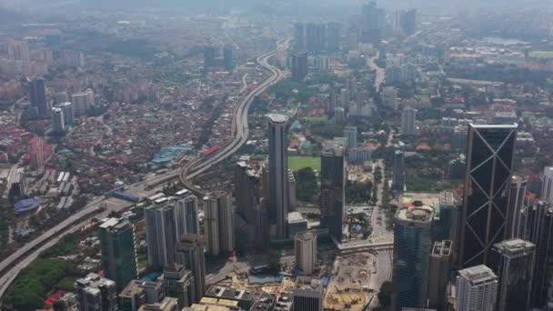 晴れた日クアラルンプール市内ダウンタウンのトラフィック ロード空中パノラマ マレーシア — ストック動画