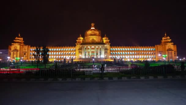 Noche Iluminado Bangalore Ciudad Palacio Frente Tráfico Calle Plaza Panorama — Vídeo de stock