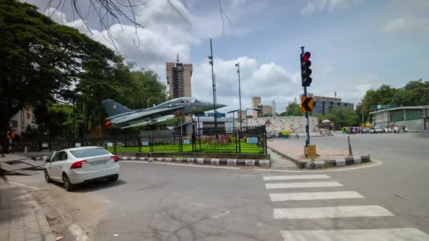 白天时间班加罗尔城市交通街道广场与飞机全景4K 时光飞去印度 — 图库视频影像
