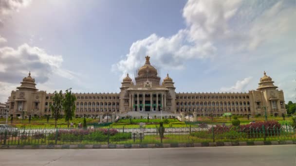 阳光明媚的班加罗尔市著名的宫殿前广场交通街全景4K 时光过去印度 — 图库视频影像